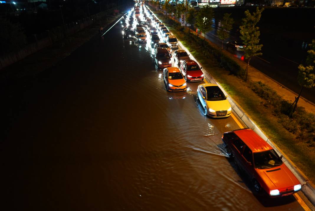 Ankara'da sağanak yağış hayatı olumsuz etkiledi! 3